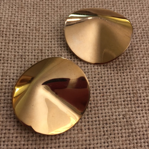 Vintage Goldtone Disc Earrings Modern Style Clip Earrings - Picture 11 of 12